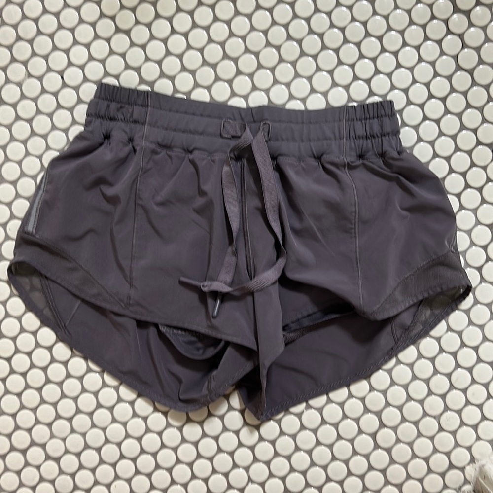 Lululemon shorty Hot Shorts 2.5 size 4
